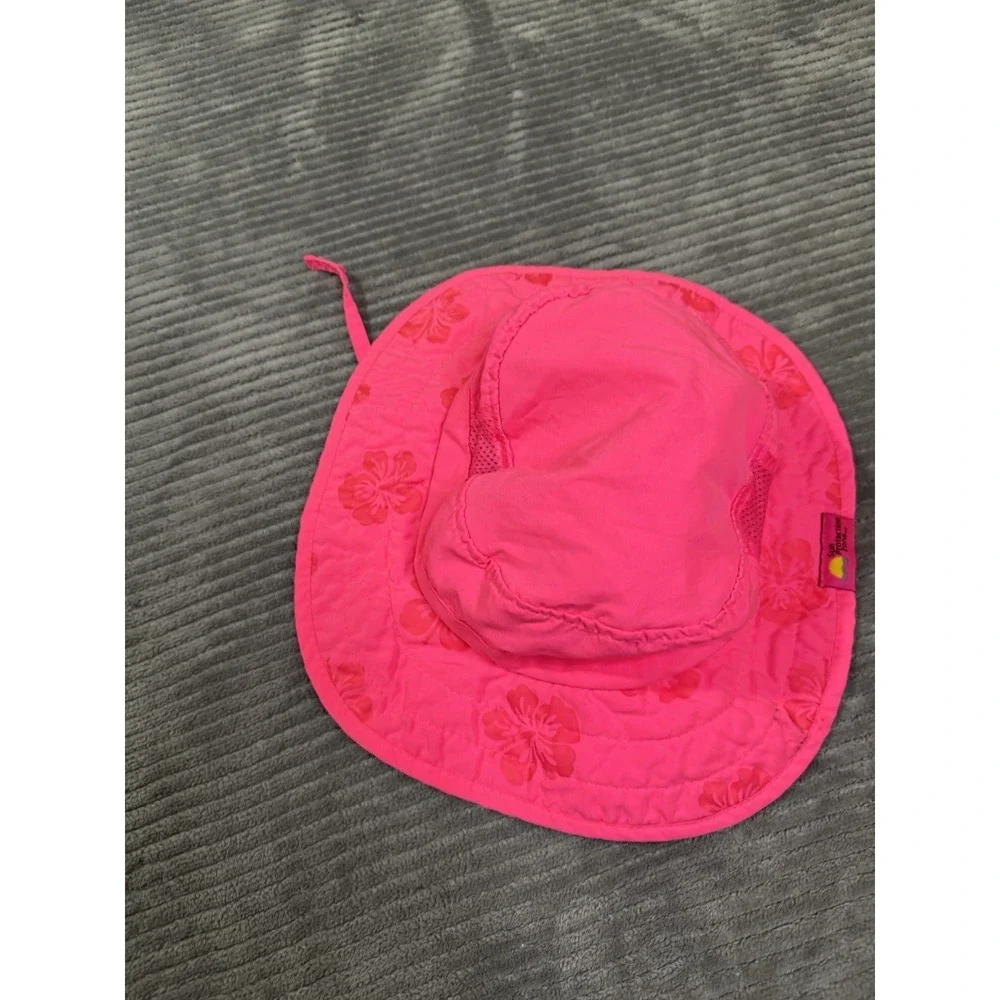 Hattie Carnegie features this pattern