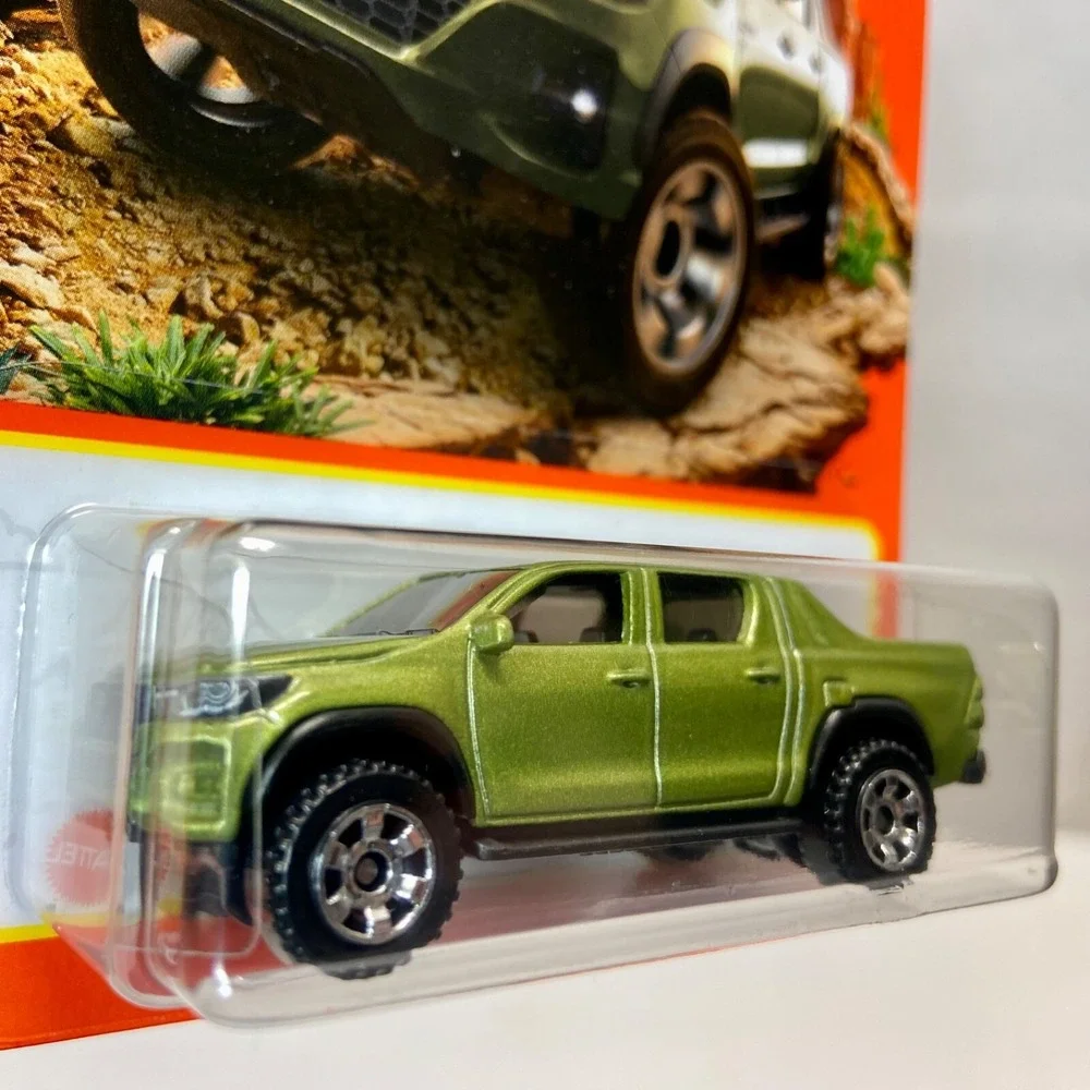 Matchbox 2018 Toyota Hilux 40/100 Green Metal 1/64‎ Toyota Official Truck 2023
