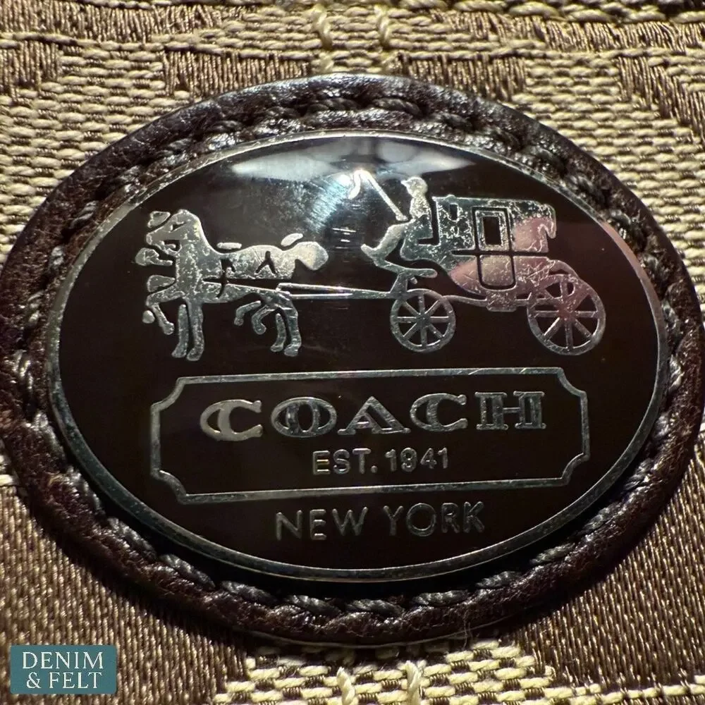 Coach bag 	•	top