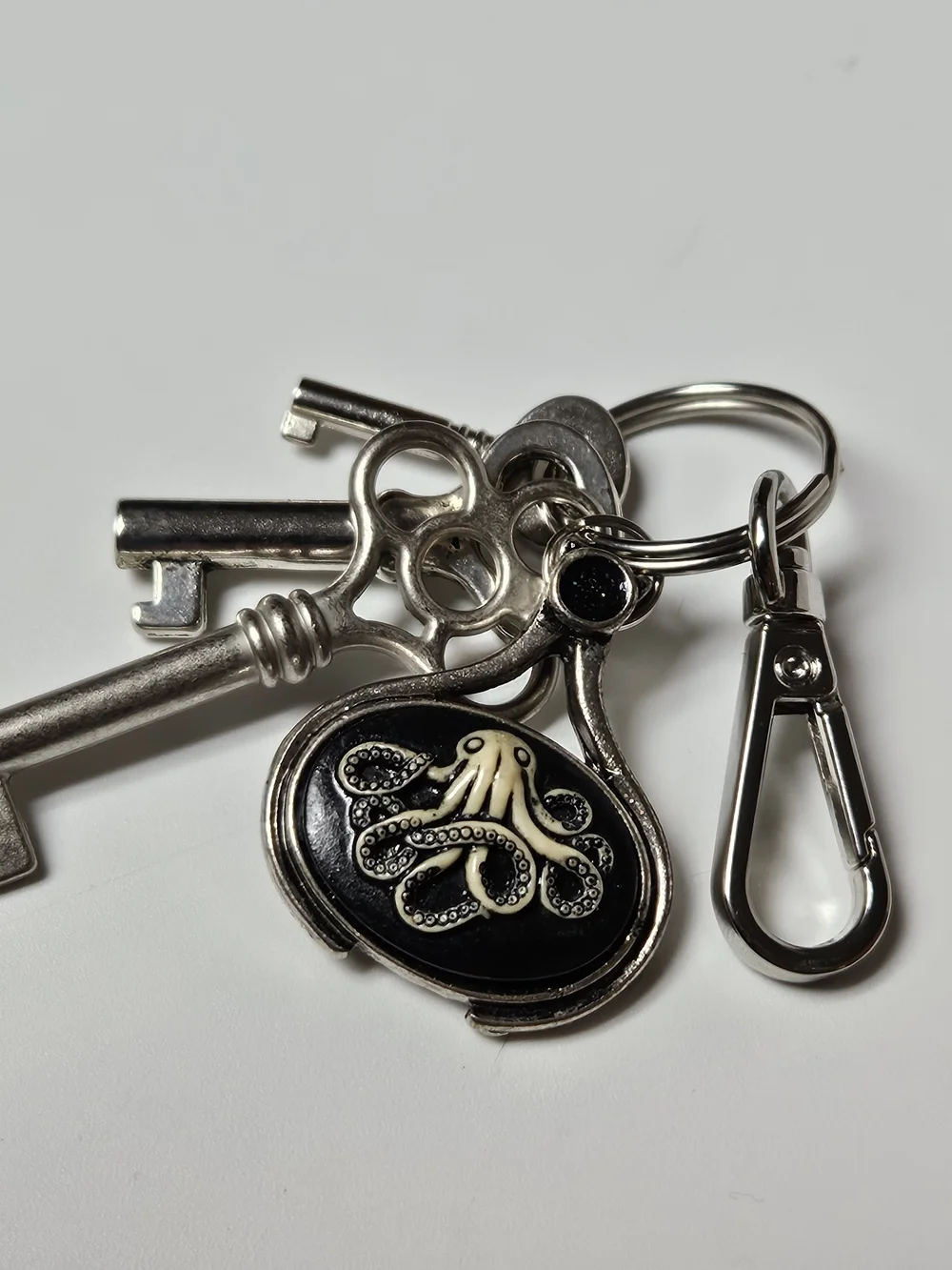 Octopus Pendant Key & Card Holder Keychain - Black