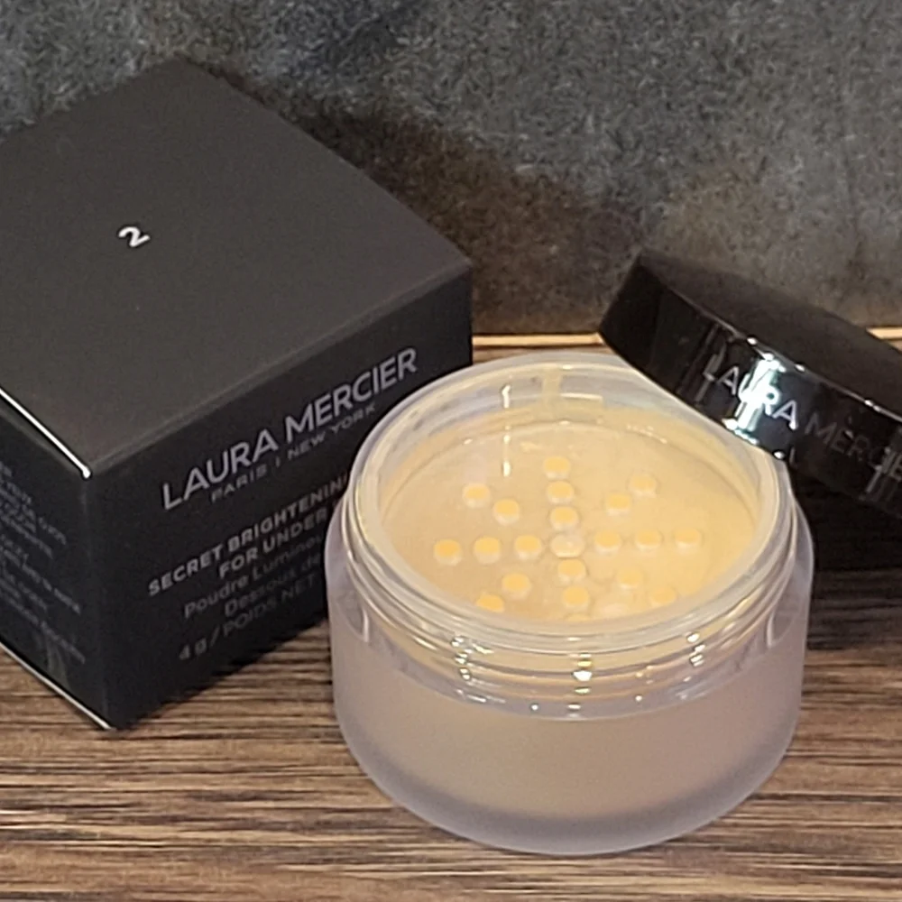 Laura Mercier Brightening Under Eye Powder 2