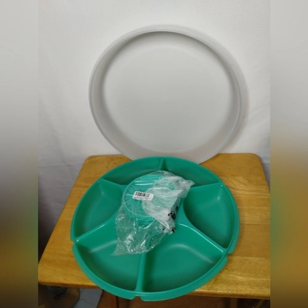 New Tupperware Serving Center for parties, thanksgiving or any holiday