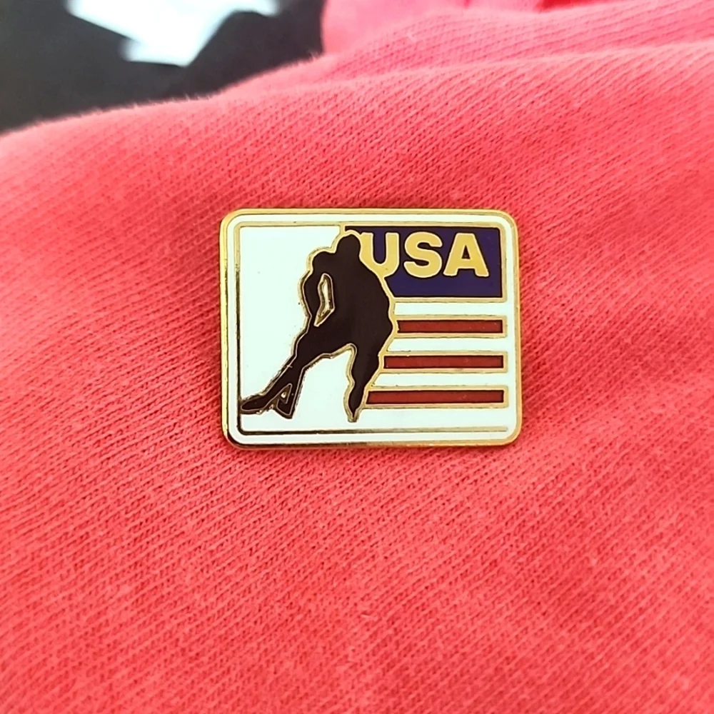 USA hockey player silhouette and flag pin
