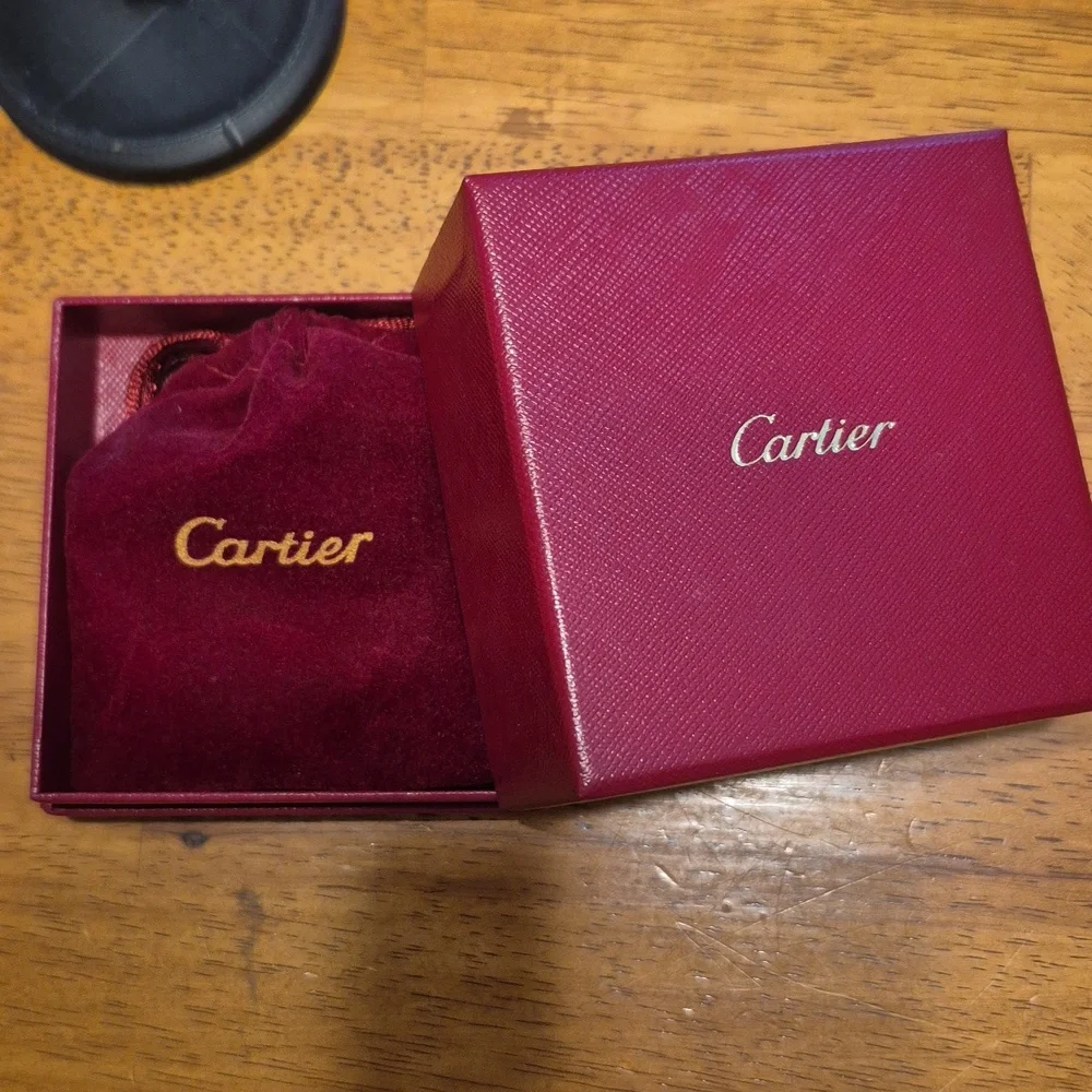 Cartier leave comment