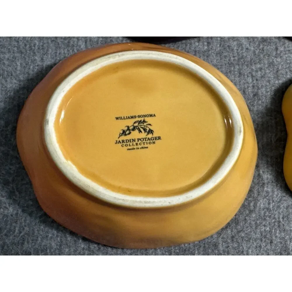 Williams Sonoma bowls pepper