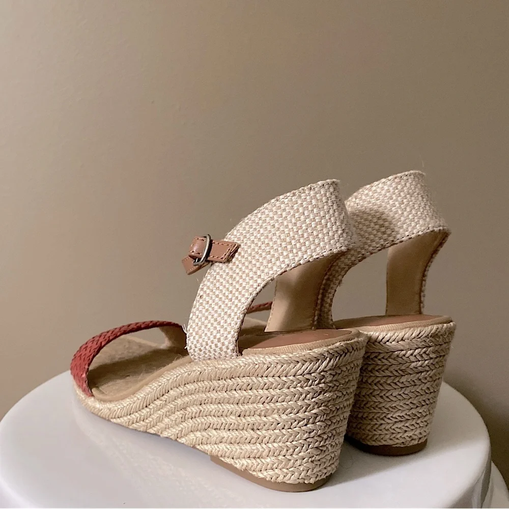 Lucky Brand neutral style