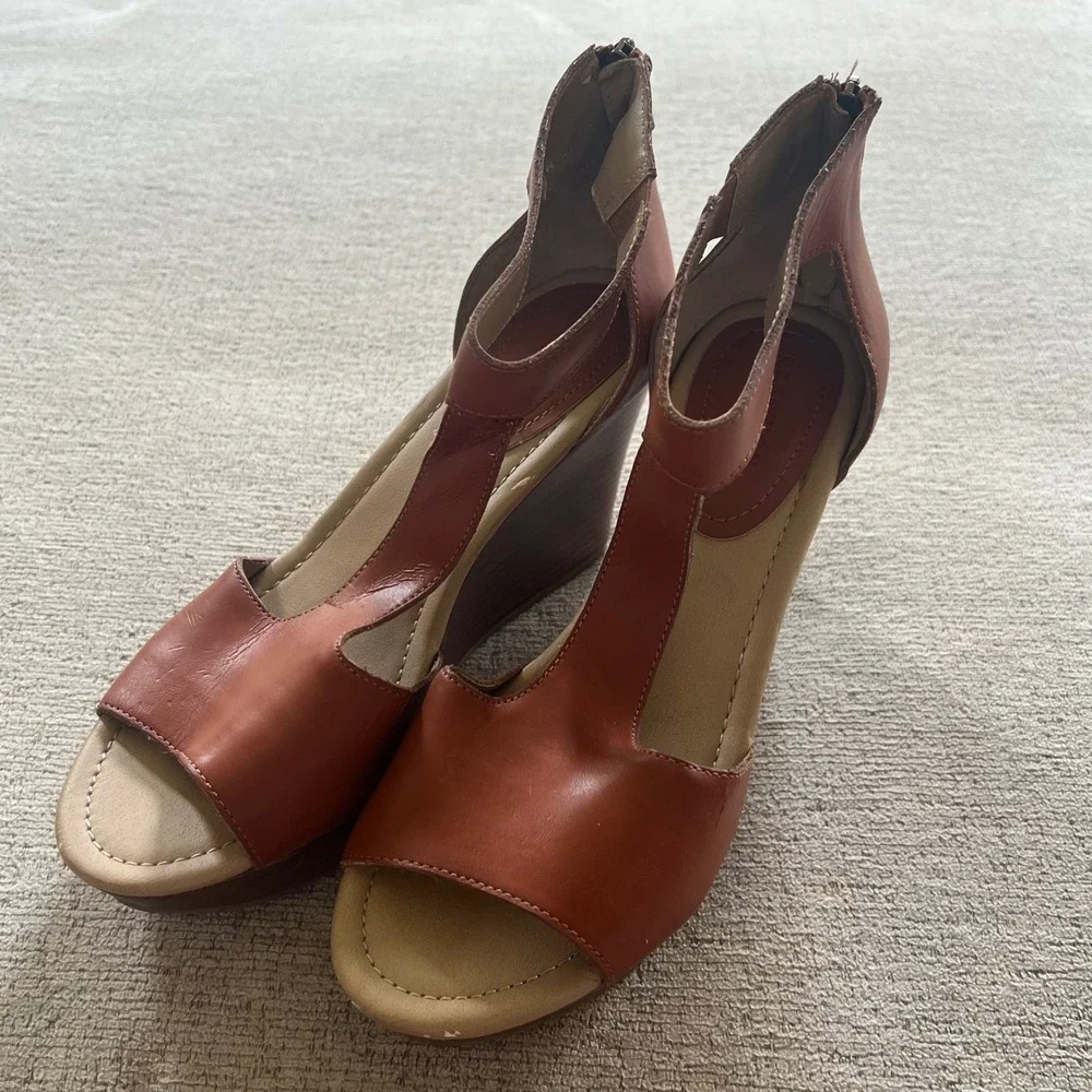 Kenneth Cole Reaction‎ Sole Kick Cognac Brown T-Strap Wedge Sandals Womens 9.5 M