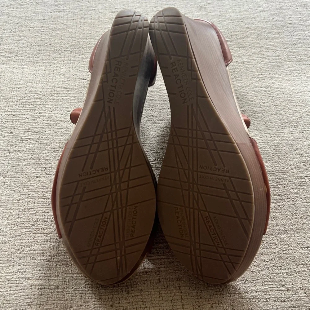 Kenneth Cole Reaction‎ Sole Kick Cognac Brown T-Strap Wedge Sandals Womens 9.5 M