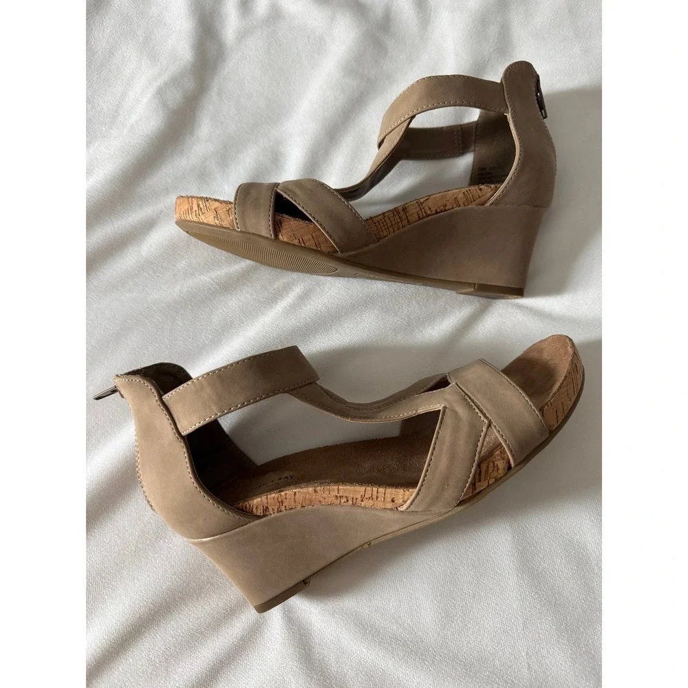 St. John's Bay Nude Suede Wedges Size 7.5,‎ EUC