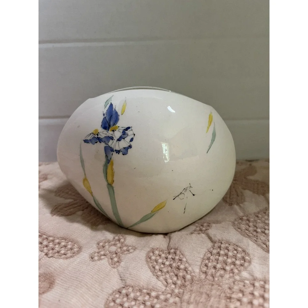 Baatz Procelain Ceramic Clam Shell Design IRIS VASE  Barbera‎ Baatz pottery