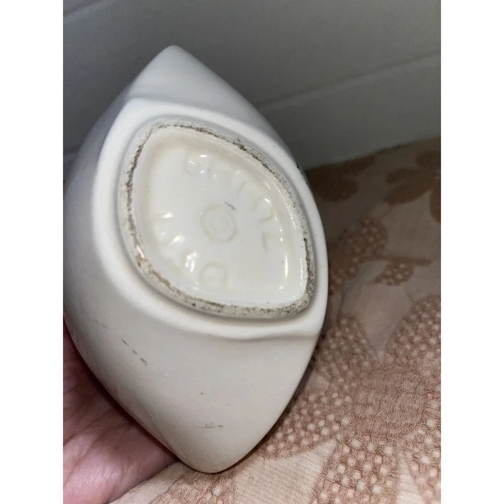 Baatz Procelain Ceramic Clam Shell Design IRIS VASE  Barbera‎ Baatz pottery