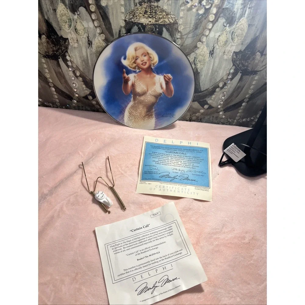 Marilyn Monroe curtain call‎ Delphi collector plate with hanger