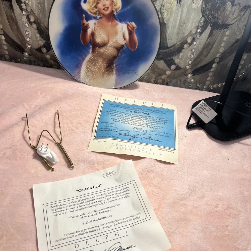 Marilyn Monroe curtain call‎ Delphi collector plate with hanger