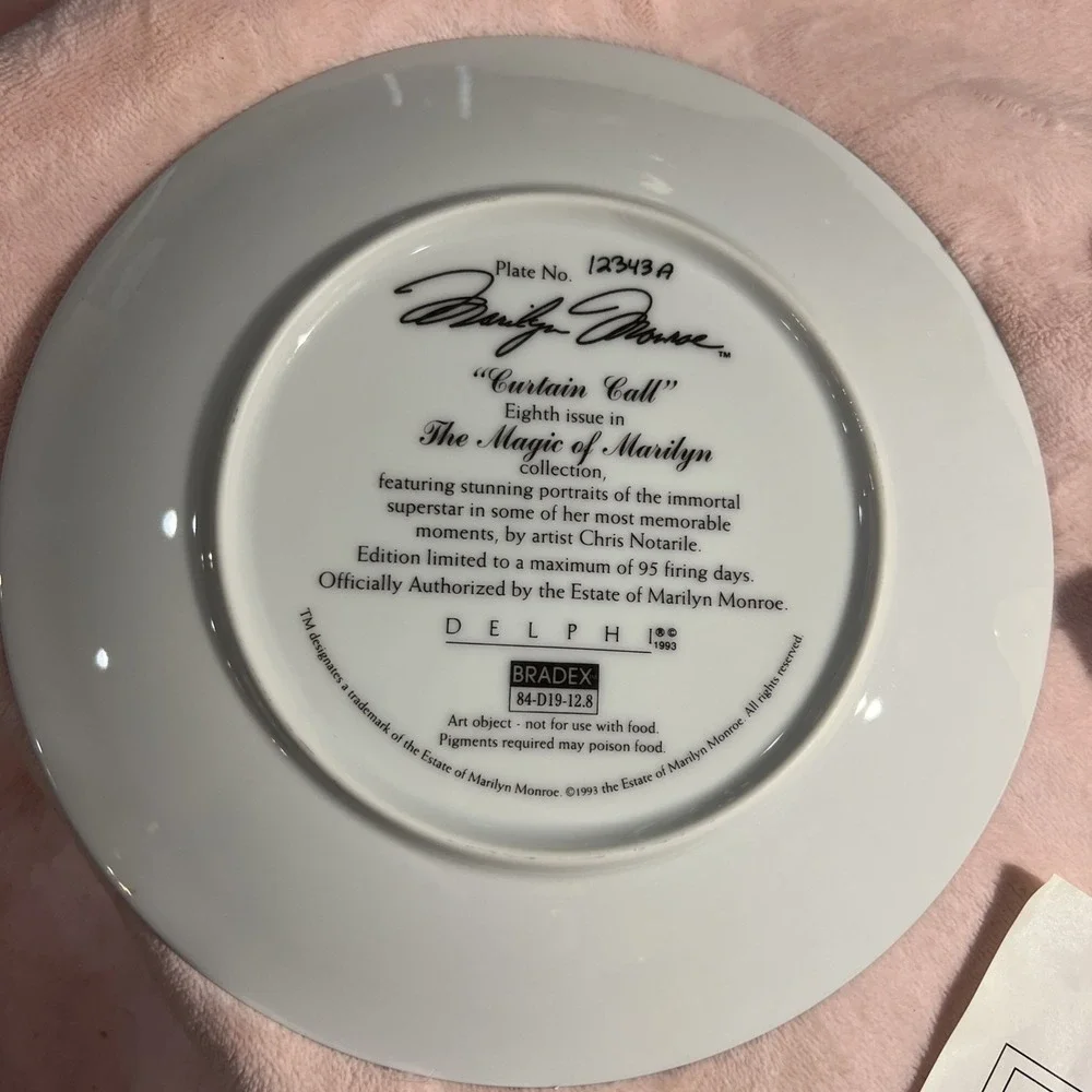 Marilyn Monroe curtain call‎ Delphi collector plate with hanger