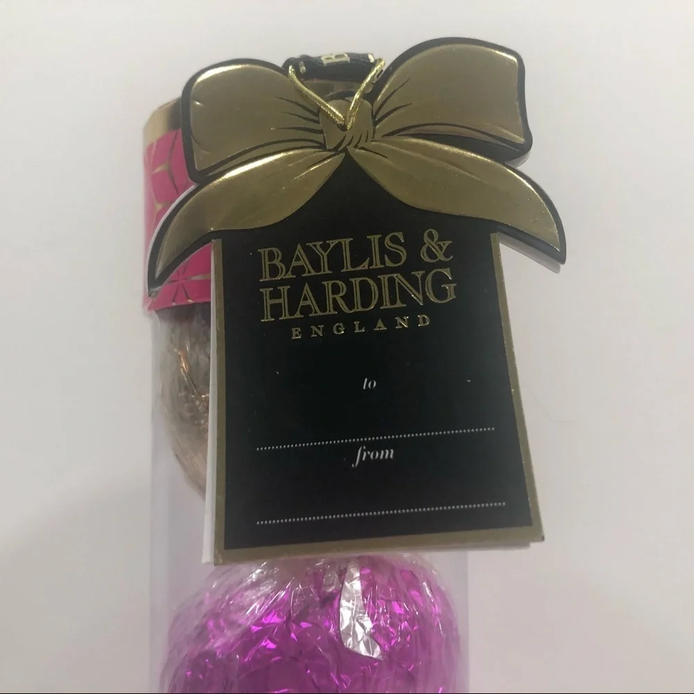 Baylis & Harding send open accessories