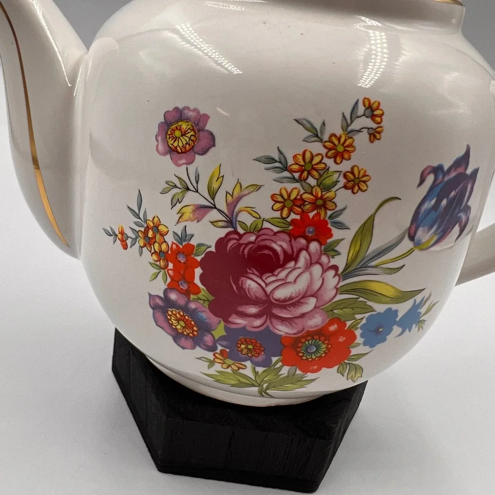 N/A cottagecore teapot display