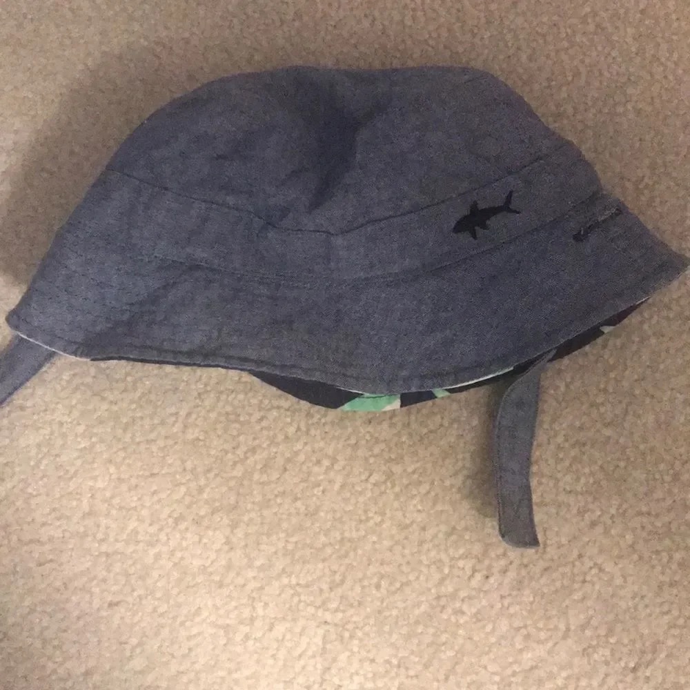 Carters velcro’s under