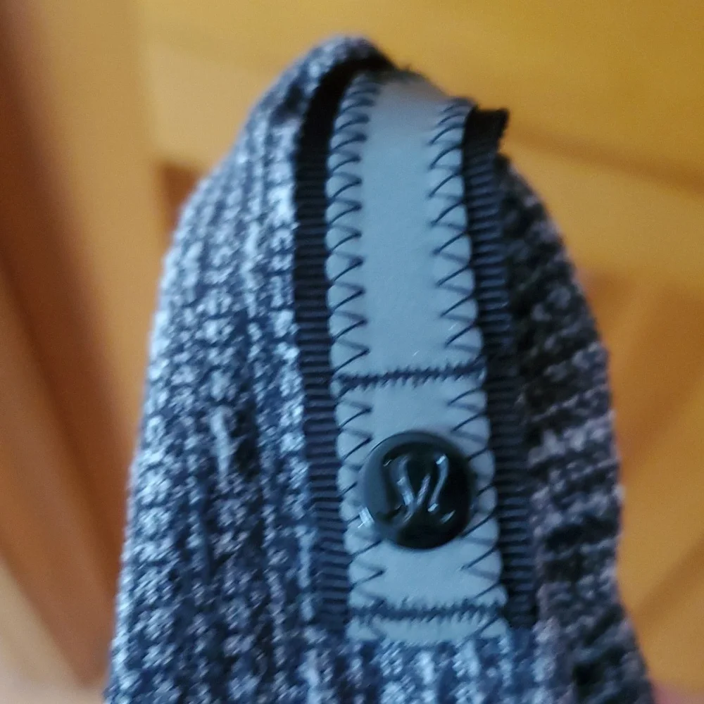 Lululemon Vinyasa Snap‎ Convertible Scarf in Black and White Stripe