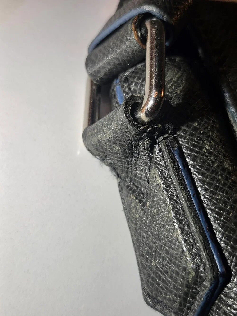 Louis Vuitton Roman MM Taiga Messenger Bag Black Leather W12.59