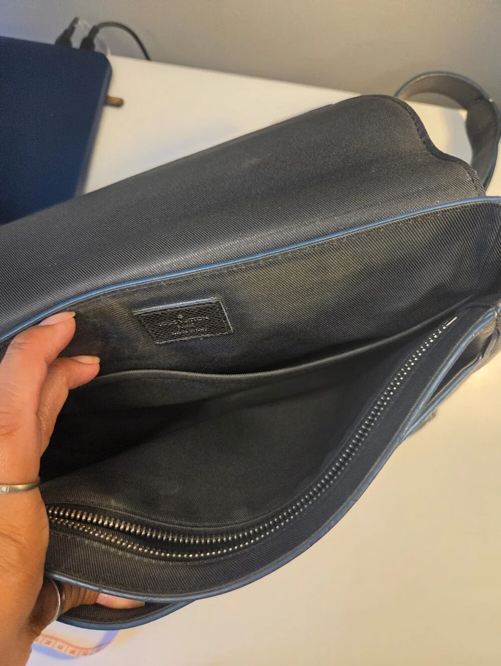 Louis Vuitton Roman MM Taiga Messenger Bag Black Leather W12.59