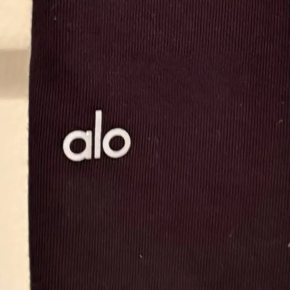 ALO Yoga silhouette legs side