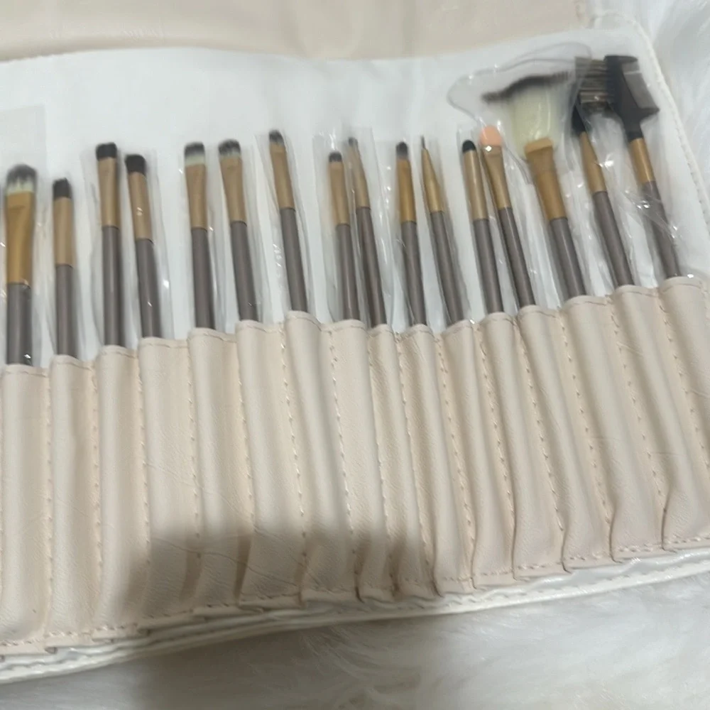 VYSN 24 Piece Makeup Set with  Carrying Bag