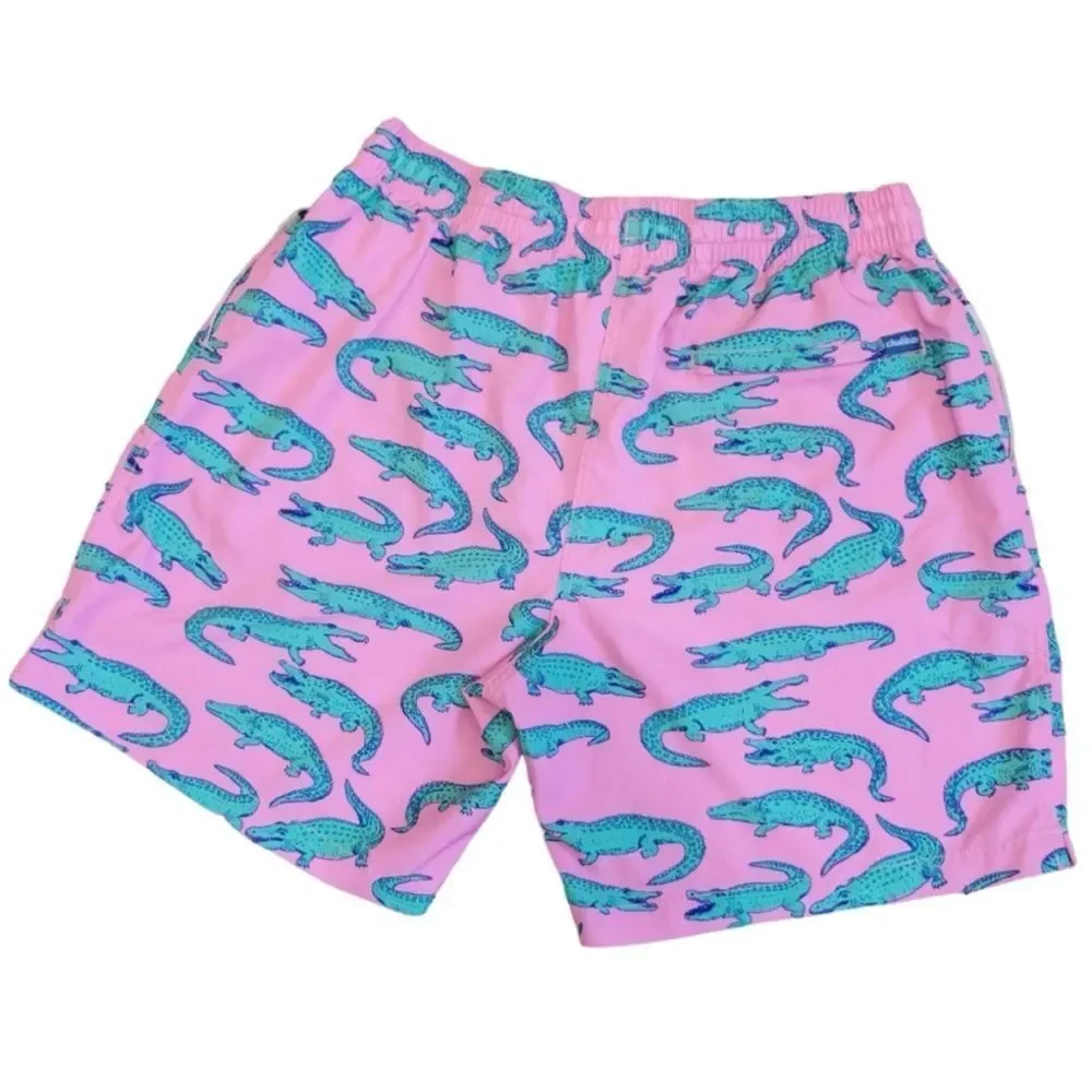 Chubbies The Glades Classic Swim Trunk 5.5” in Pink Alligator Size L