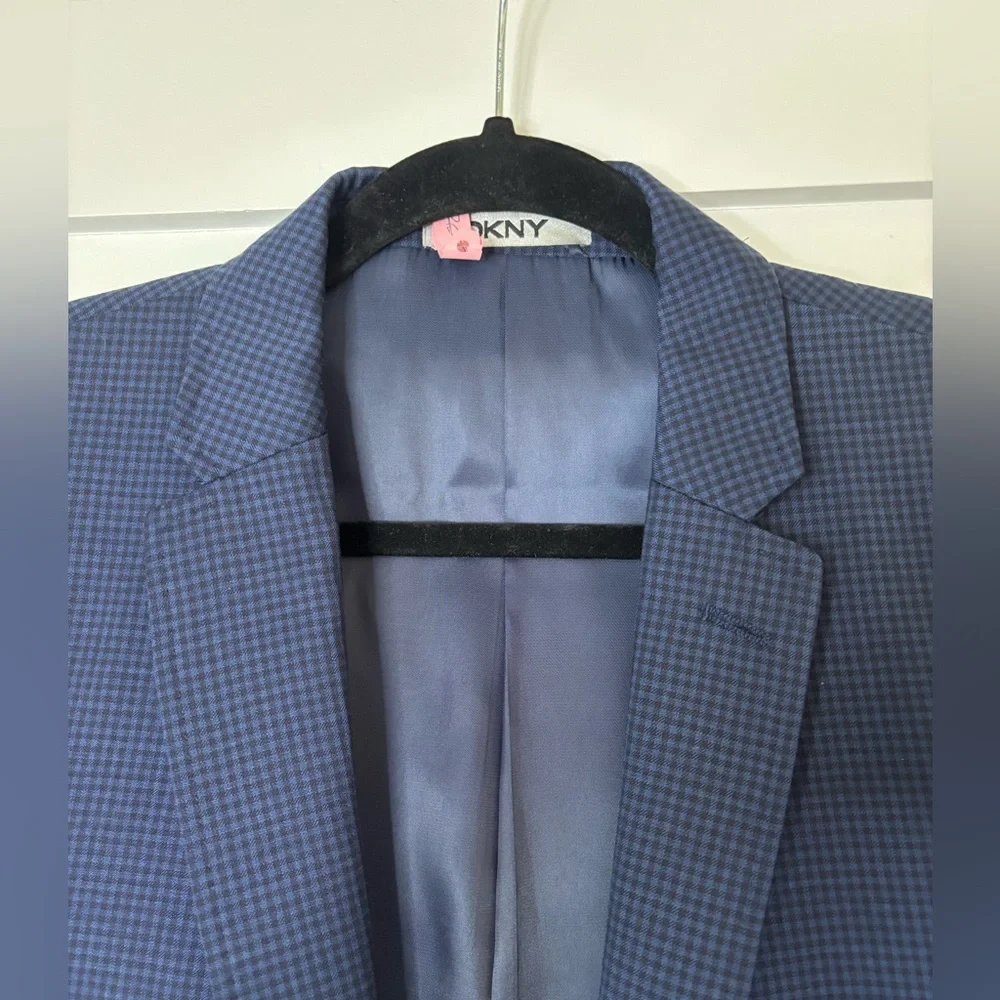 DKNY from Macy's Dark Blue Textured Blazer size 40L in great condition