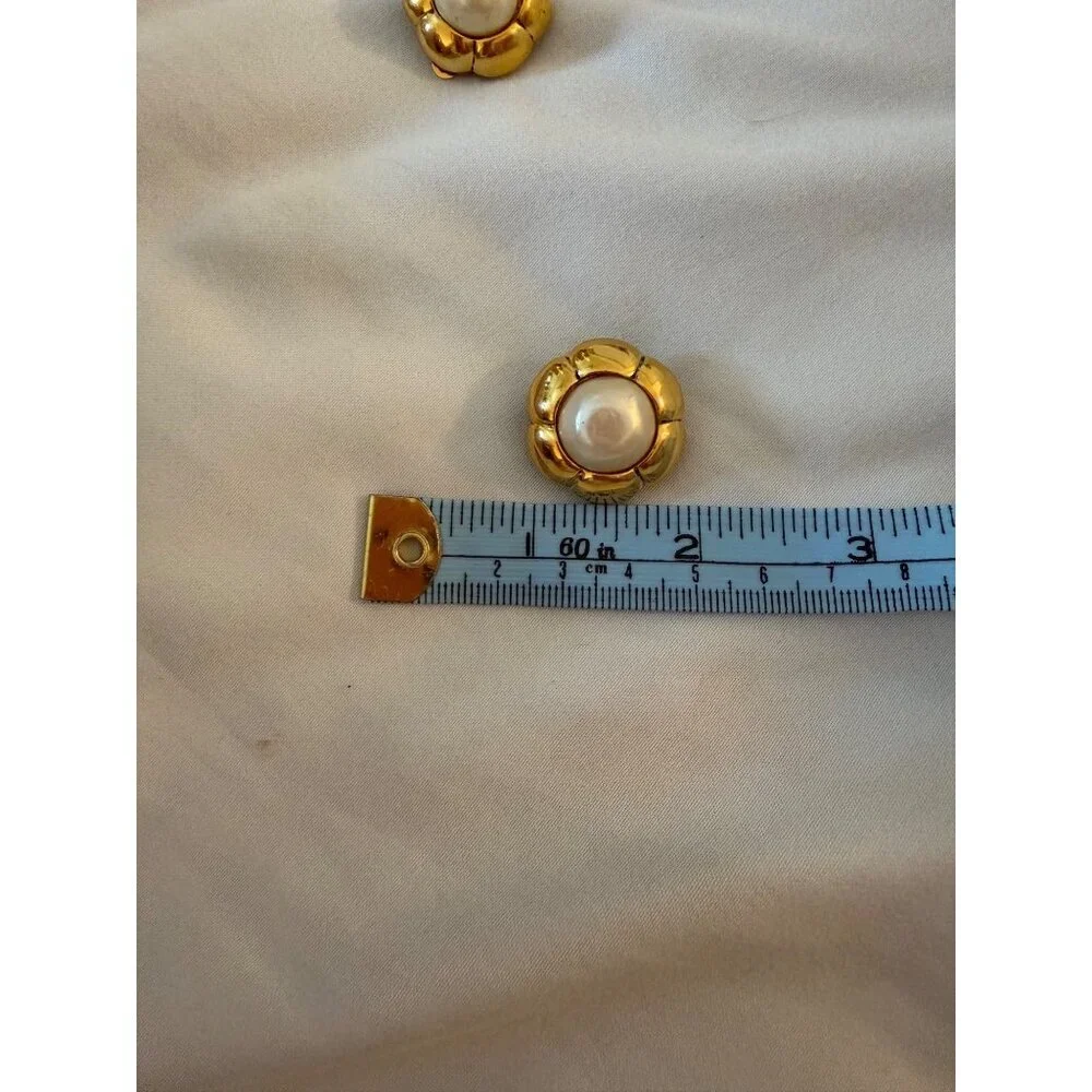 CHANEL pearl clip