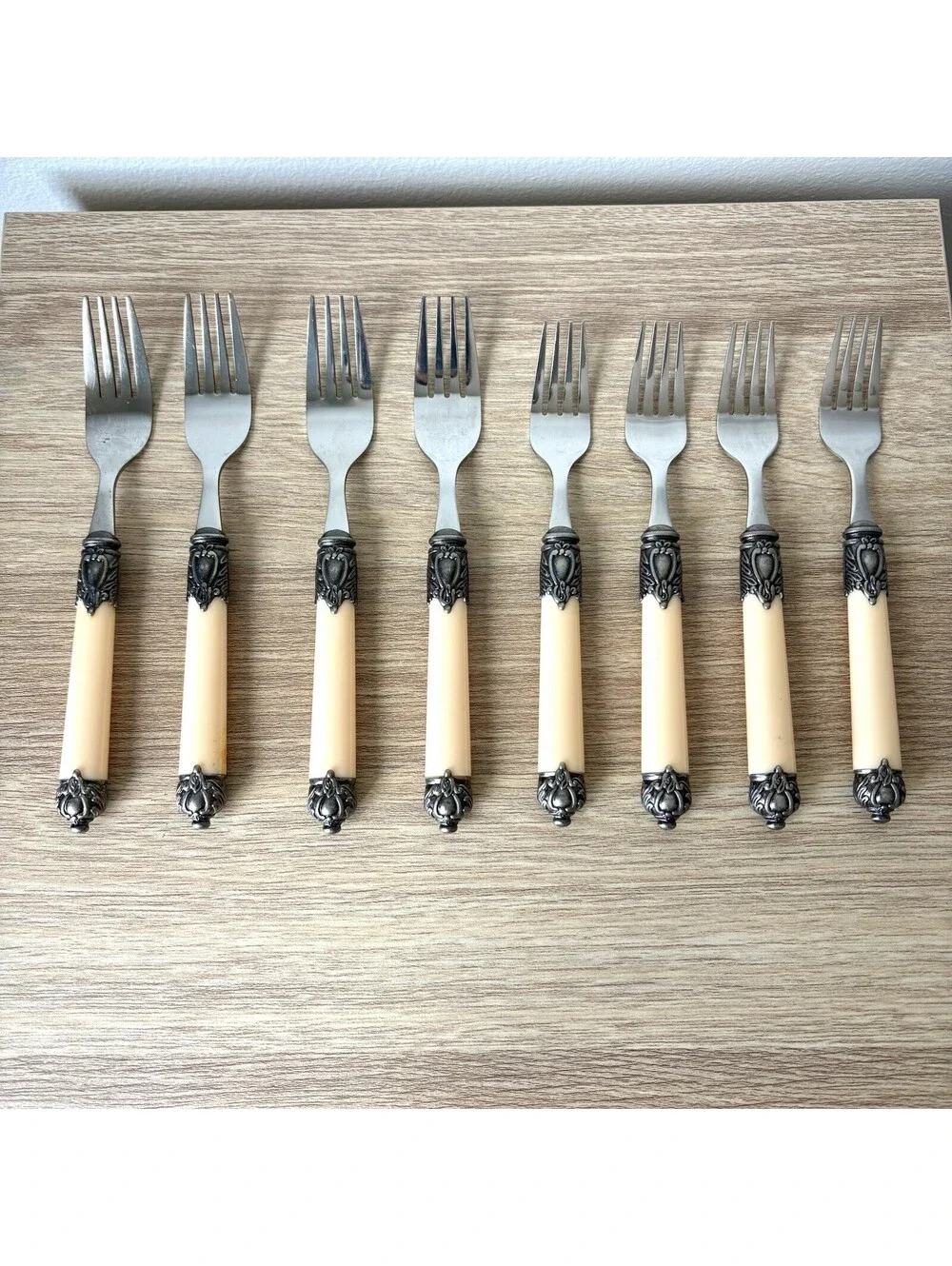 20 Pc Hampton Silversmith San Remo Cream Handle Stainless Flatware Set