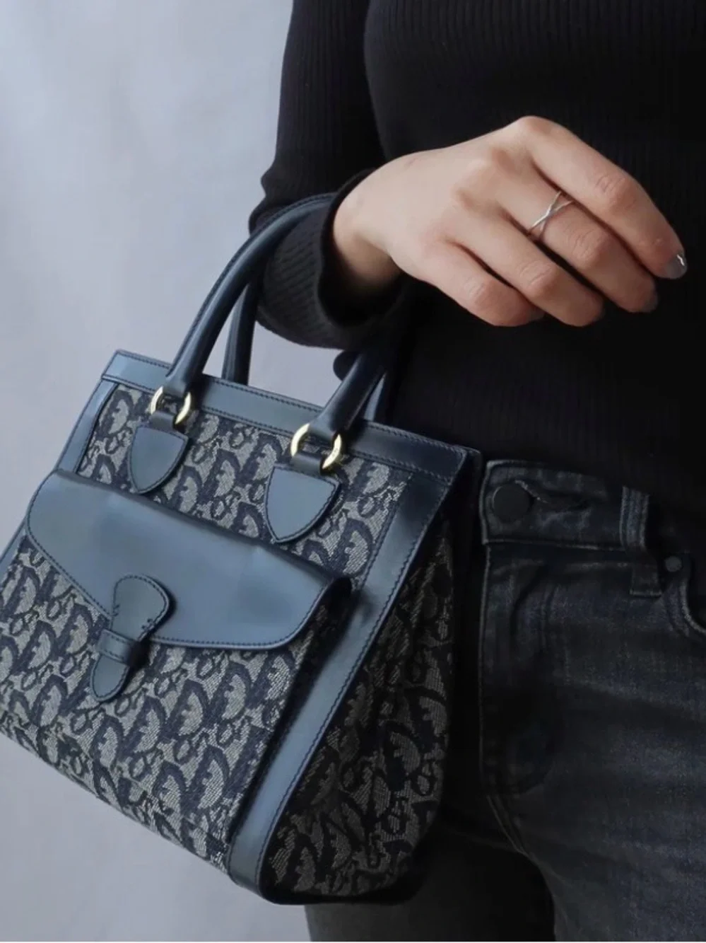 Dior light scratching