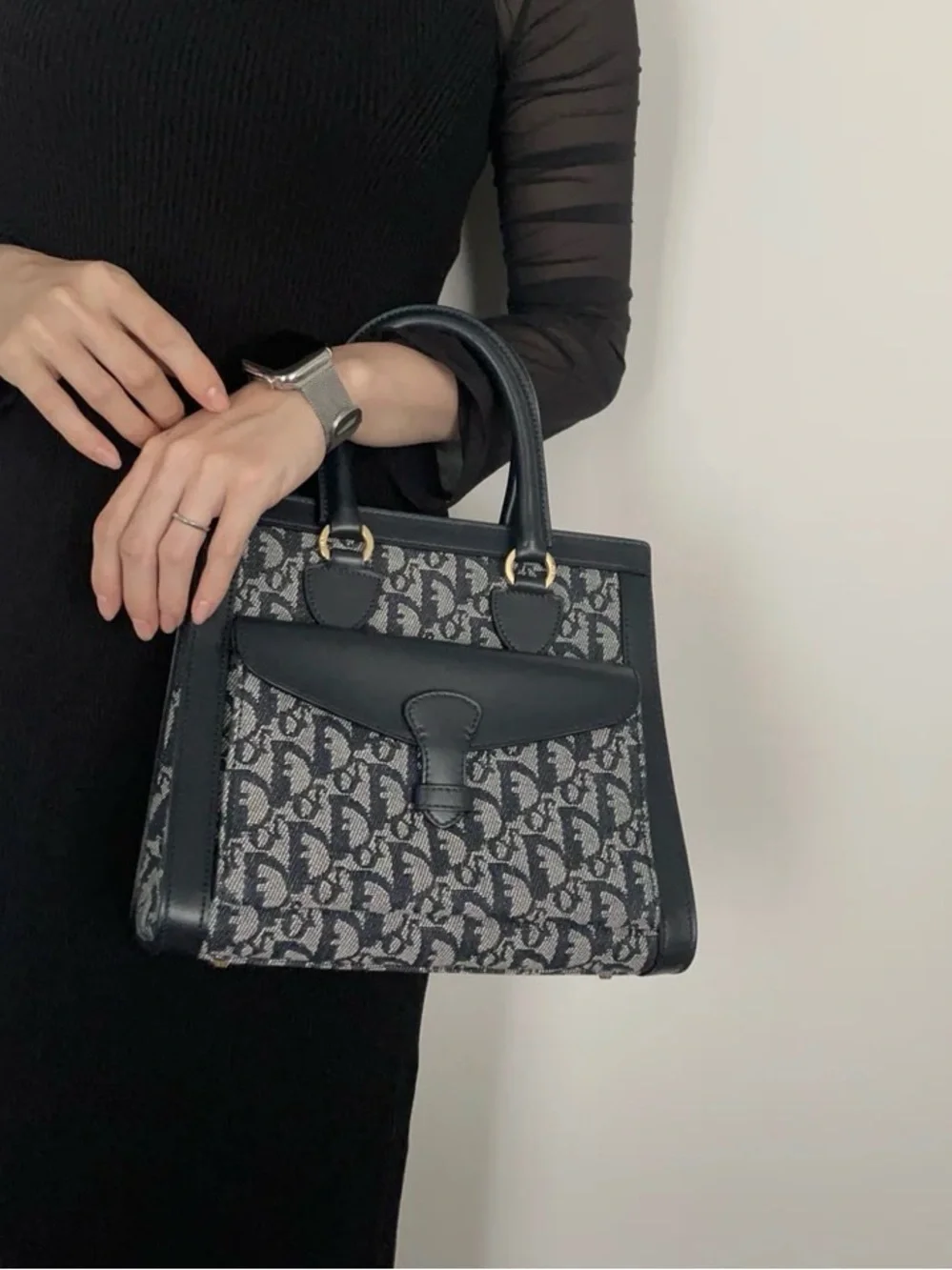 Dior light scratching