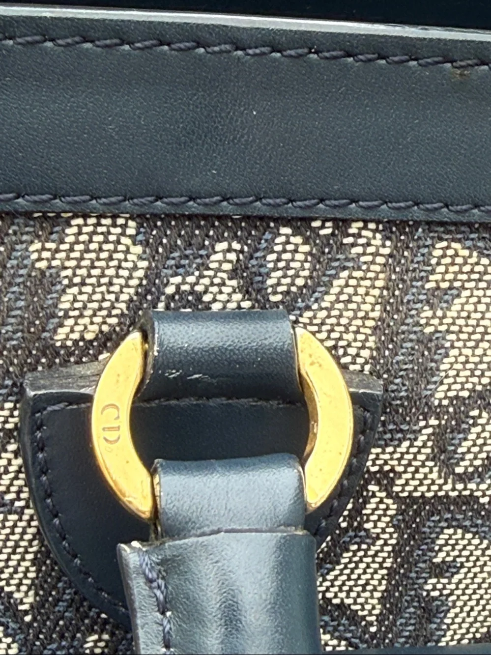Dior light scratching