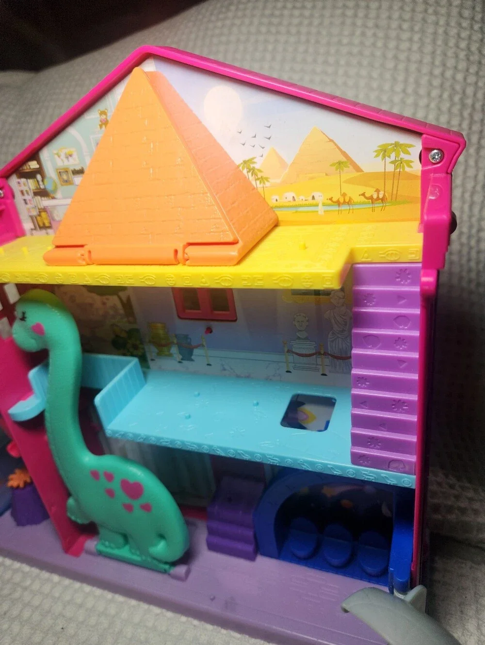 POLLY POCKET™ STARRING SHANI™ POLLYVILLE™ MIGHTY MUSEUM™ Playset Includes 17 Pcs
