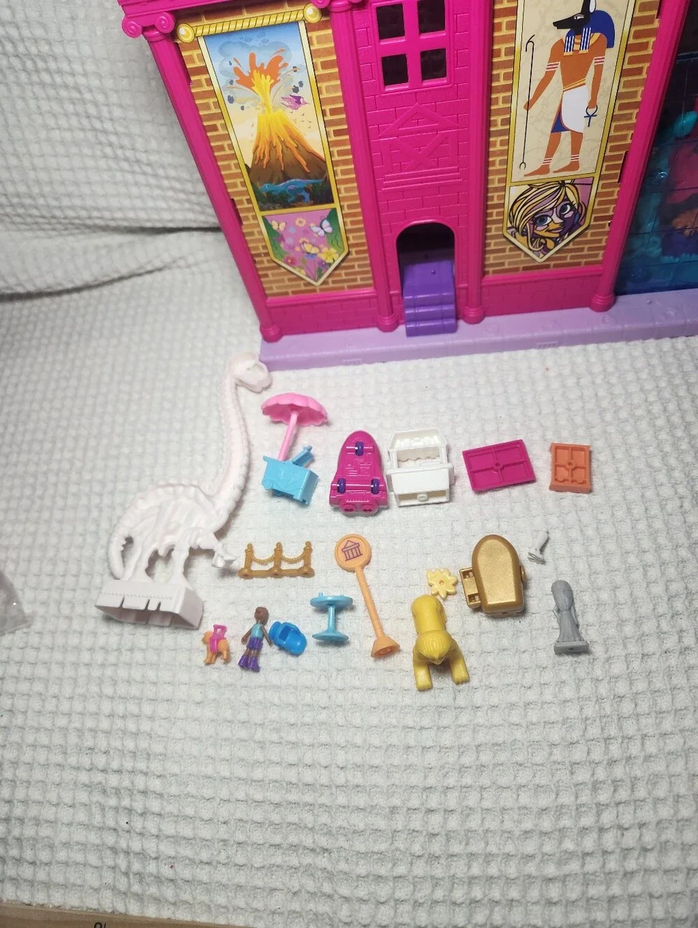 POLLY POCKET™ STARRING SHANI™ POLLYVILLE™ MIGHTY MUSEUM™ Playset Includes 17 Pcs