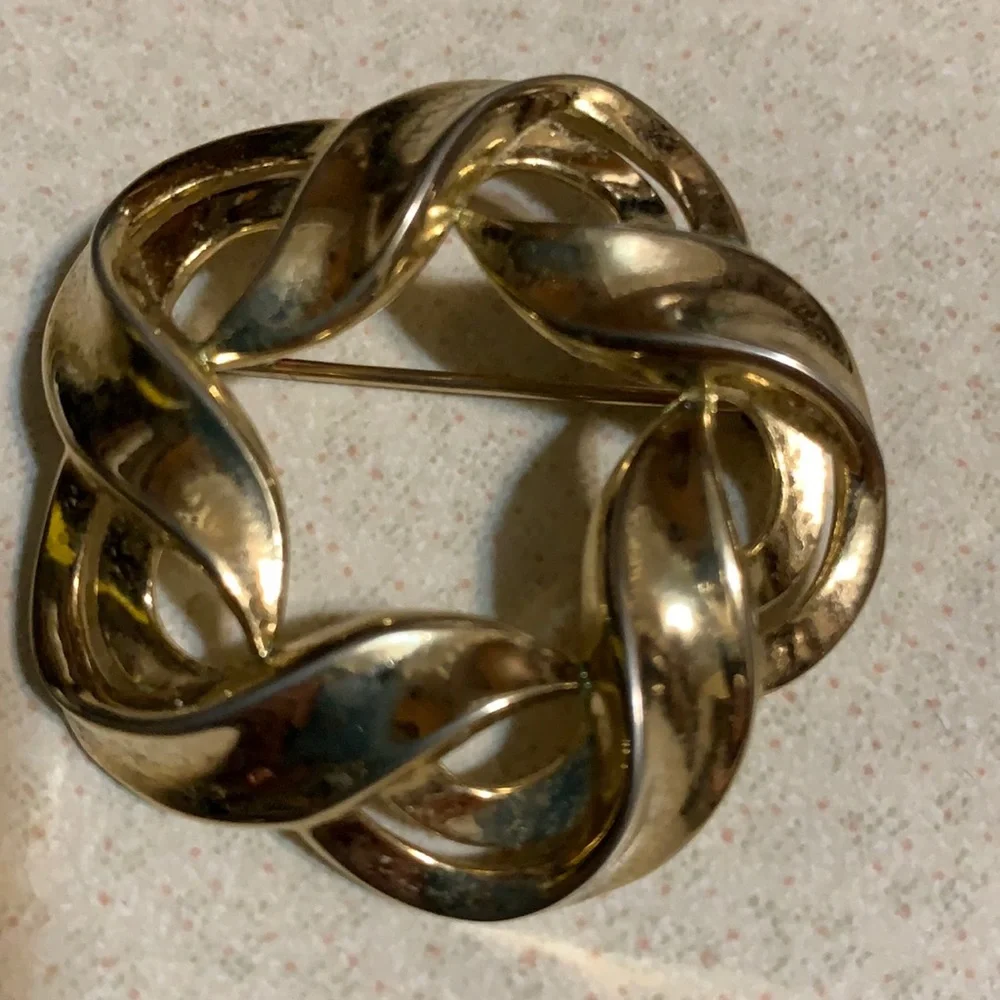 Trifari gold tone woven round broach (150)