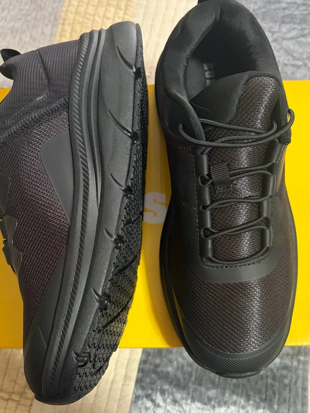 Men's Black Athletic Sneakers with Streamlined Design
