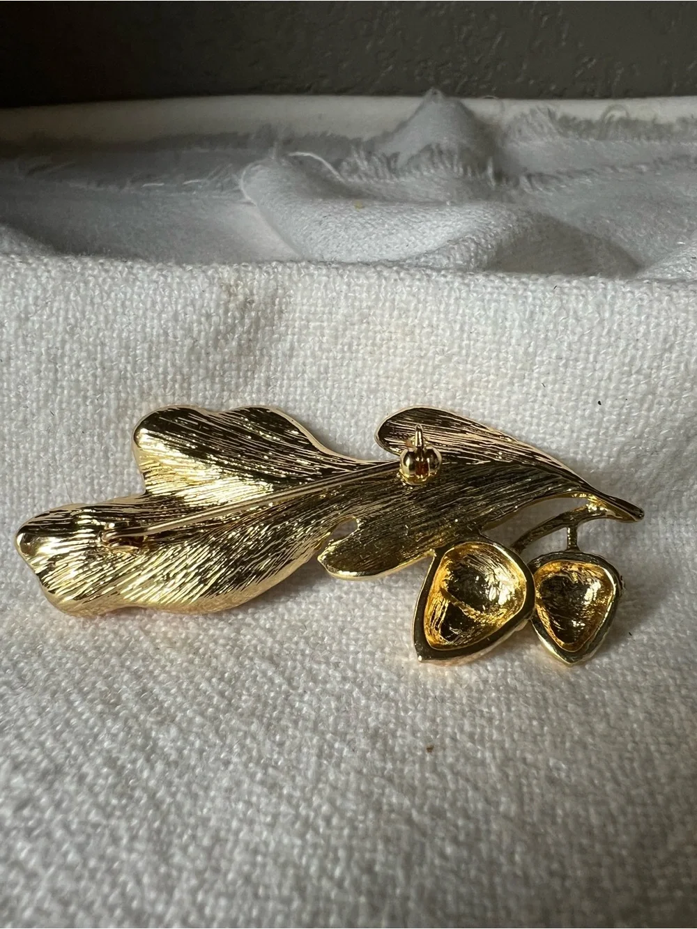 Vintage leaf brooch with acorn Women's Jewelry