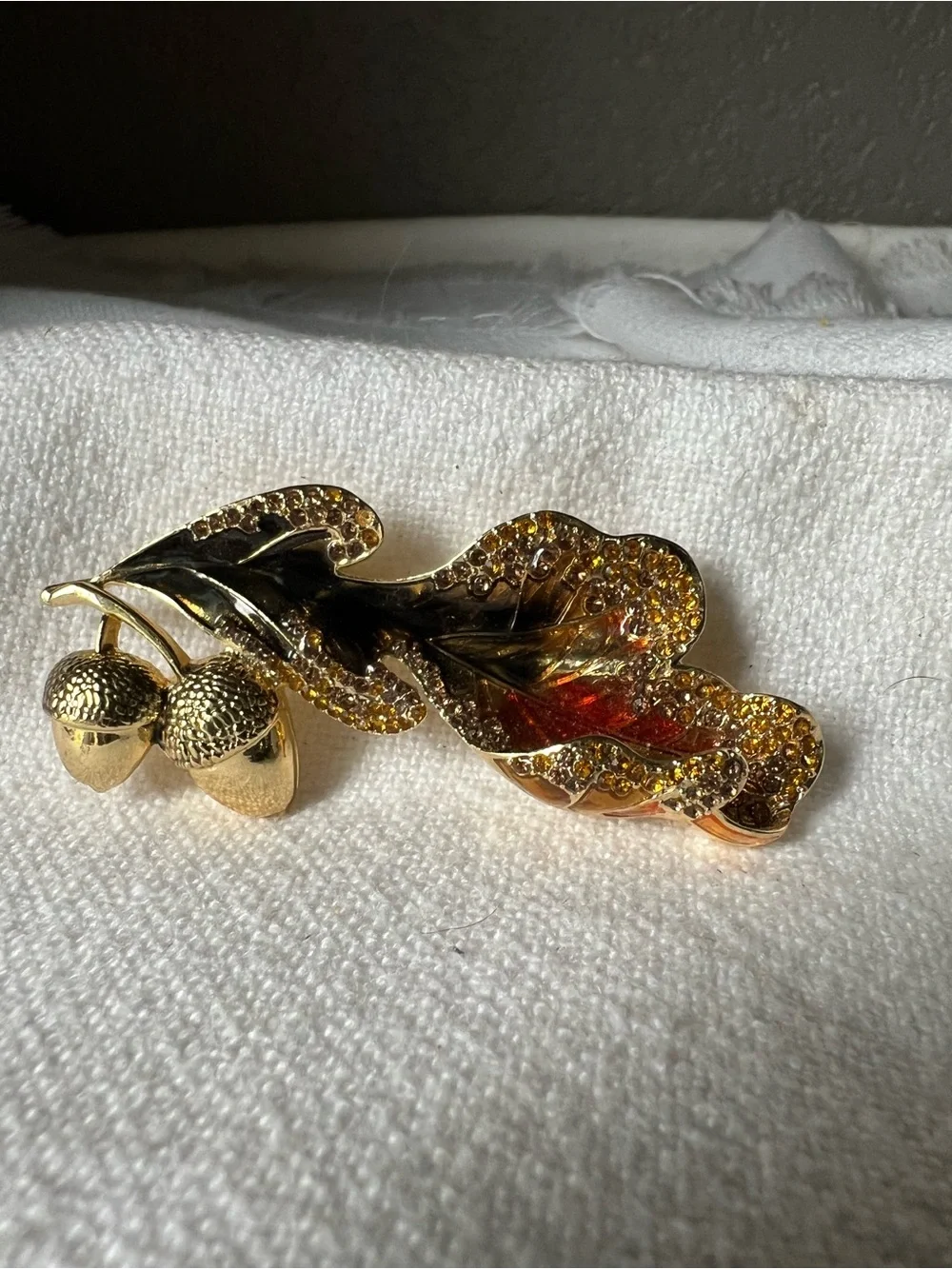 Vintage leaf brooch with acorn Women's Jewelry