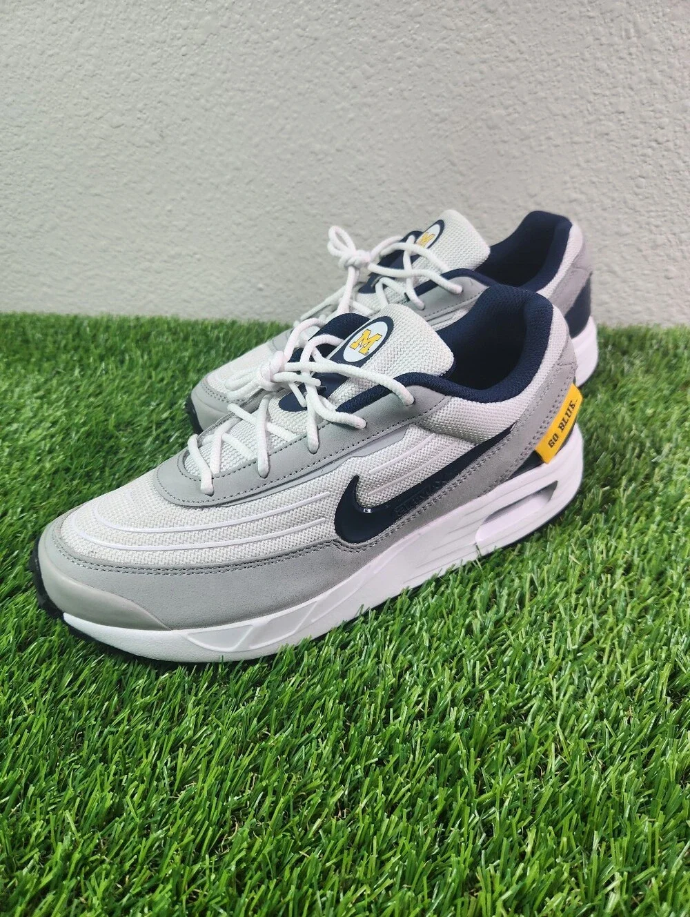 Nike University Michigan Air Max Verse Shoes Sz 7 M / 8.5 W New IB3222-100