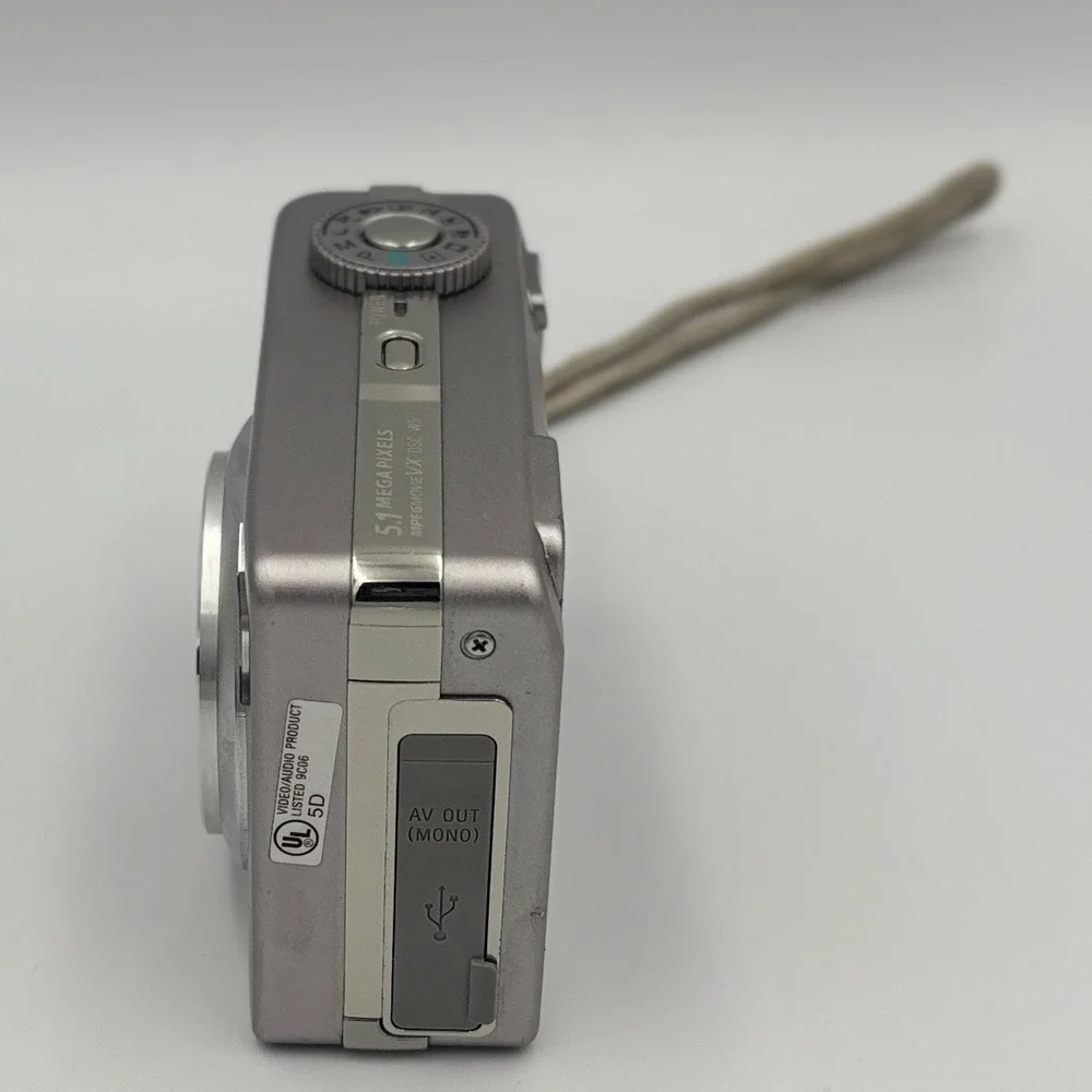 Sony DSC-W5 Cyber-shot 5.1MP 3x Optical Zoom Digital Camera W/ Case Works NO SD