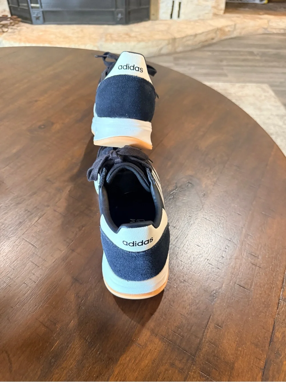 adidas casual runner accent