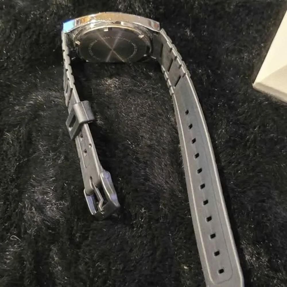 Wesclock stunning black