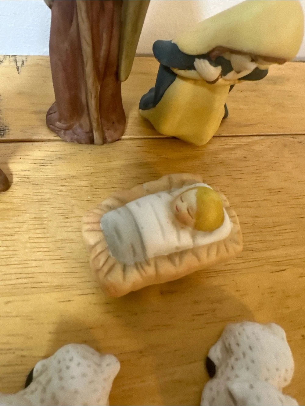 Source Unknown Nativity Figurine Set in Cream, Brown, Yellow and Green
