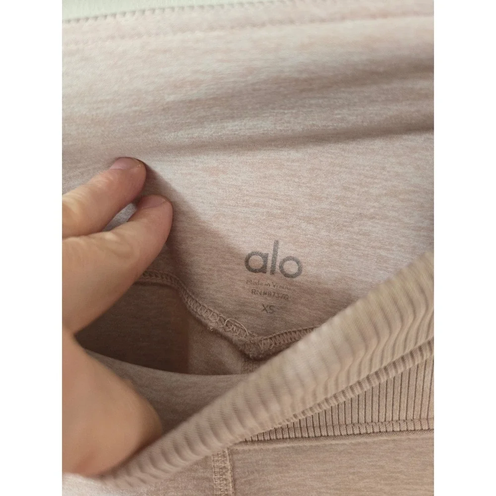 ALO Yoga detail medium