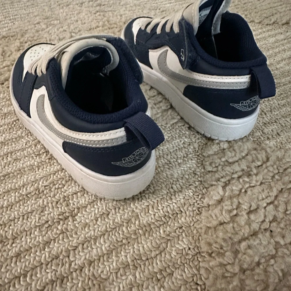 Nike Kids Navy Blue and White Low-Top Sneakers