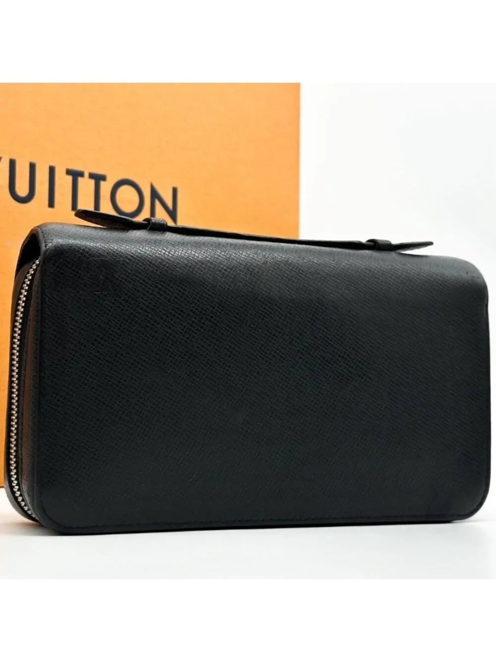 Louis Vuitton Zippy XL Taiga Black Round Wallet