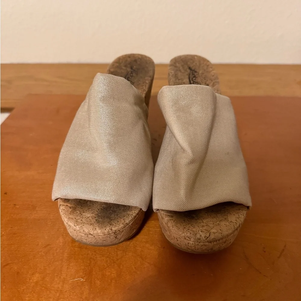 Lucky Brand Women's Gold Metallic Wedge‎ Slip-On Sandals