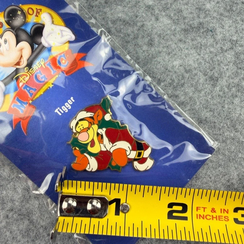 Disney Store 12 Months of Magic Tigger Christmas Holiday Santa Pin NEW 2002