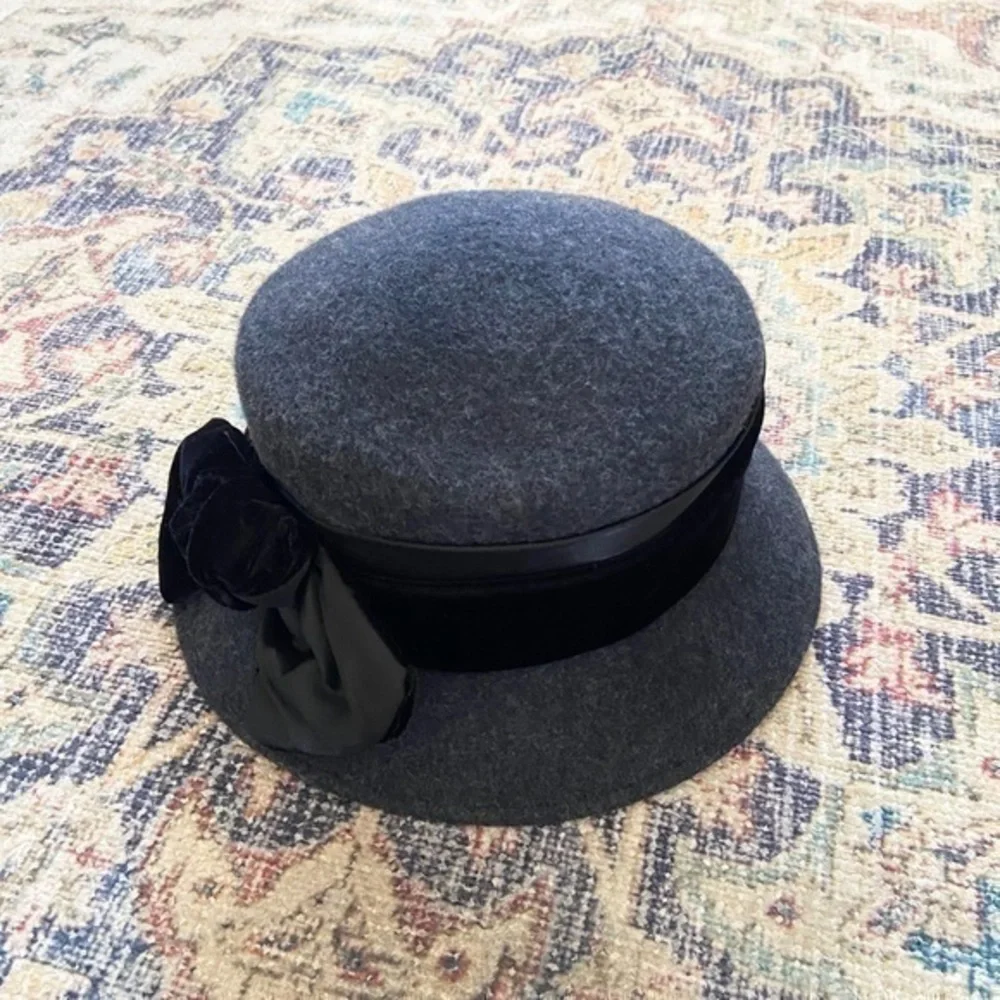 Lord & Taylor Vintage Velvet Black Bow 100% Wool‎ Gray Bucket Style Hat